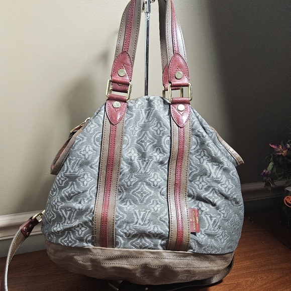 Auth Louis Vuitton 2010 Prefall limited edition Aviator Shoulder Bag - Picture 2 of 11